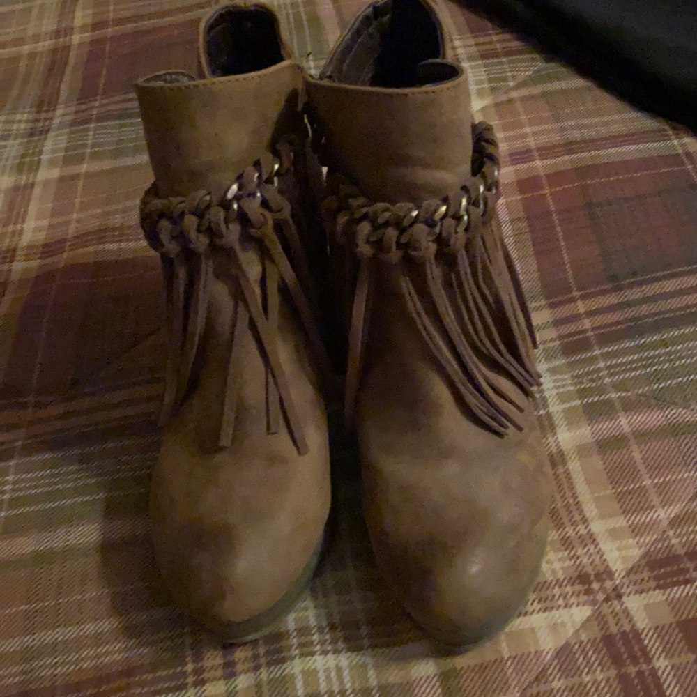 Sbicca Vintage Collection Sz 8 Taupe Wedge Fringe Boots